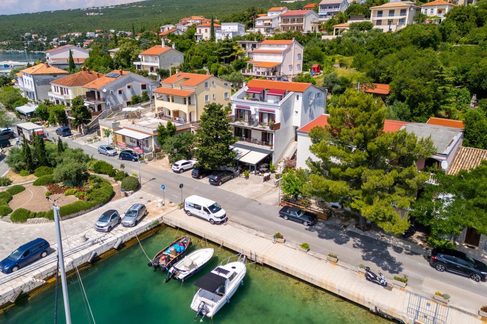 Apartmani Viktorija Jadranovo Exteriör bild